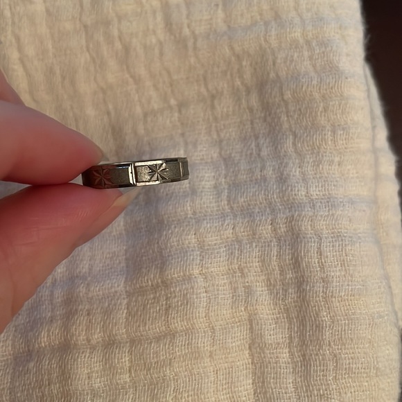 18k gold plated silver tone ring size 7 with star shapes - Picture 3 of 4